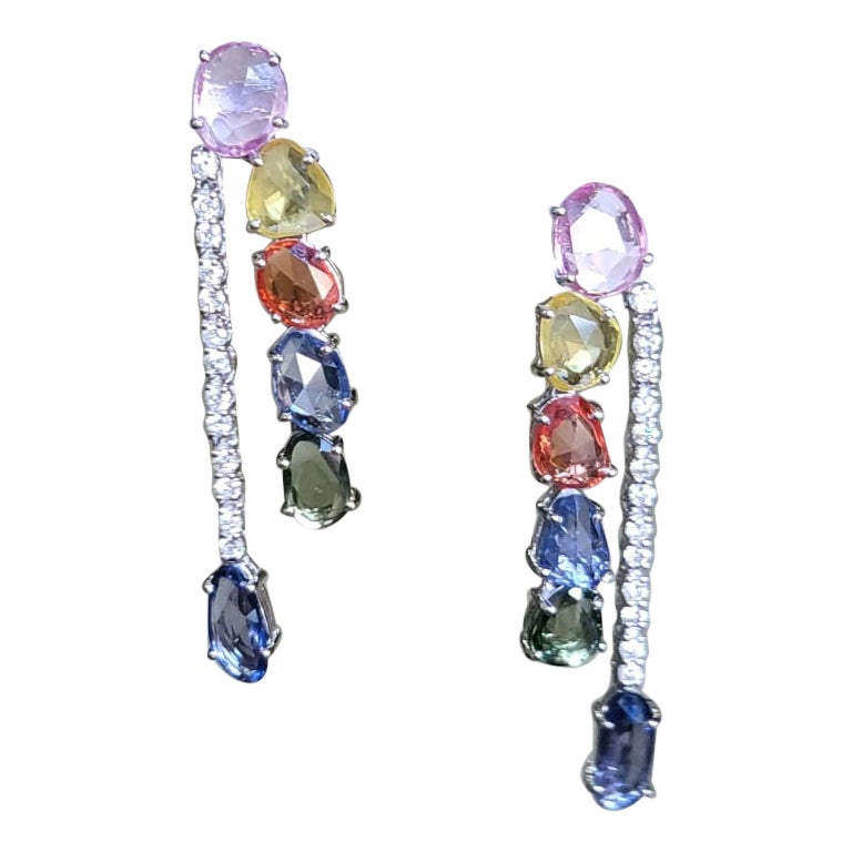 Boucles d'oreilles pendantes en or 18 carats, saphirs multiples de Ceylan et diamants en vente