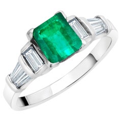 Verlobungsring aus Platin mit kolumbianischem Smaragd und Baguette-Diamant 