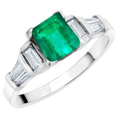 Bague de fiançailles en platine avec émeraude de Colombie et diamants baguettes