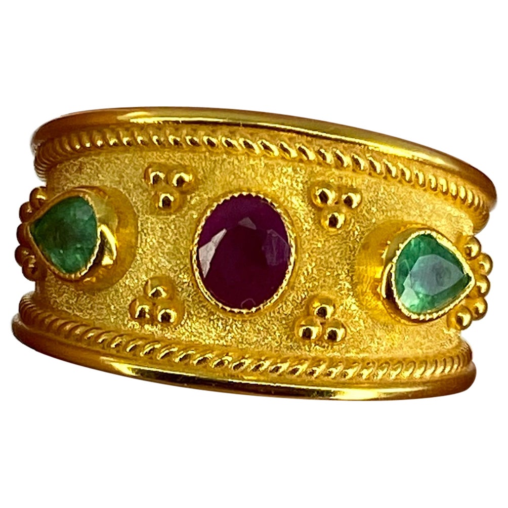Georgios Kollektionen Ring aus 18 Karat Gelbgold mit Rubin und Smaragd im byzantinischen Stil