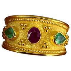Bague collection Georgios en or jaune 18 carats de style byzantin avec rubis et émeraude