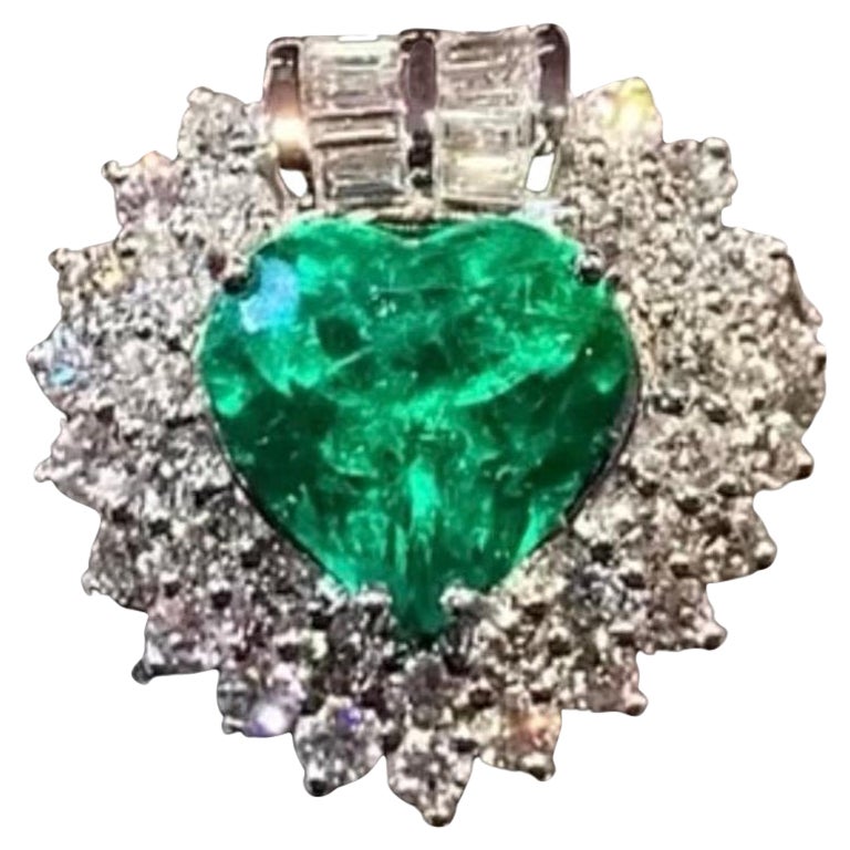 An exquisite certified 5, 77 carats of  emerald and diamonds on ring  For Sale