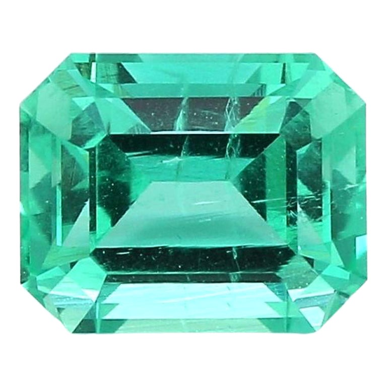 One-of-the-kind Untreated Russian Emerald Loose Gem 0.85 Carat Certified For Sale