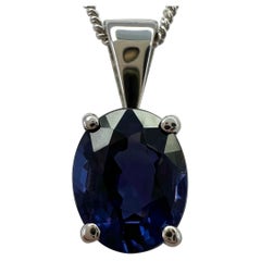 Collier pendentif solitaire en or blanc 18 carats avec spinelle bleue violette taille ovale de 1,63 carat