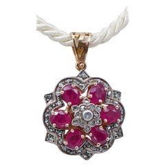 Halskette mit Anhänger aus 14 Karat Roségold mit Rubinen, Diamanten, Diamanten und Silber.