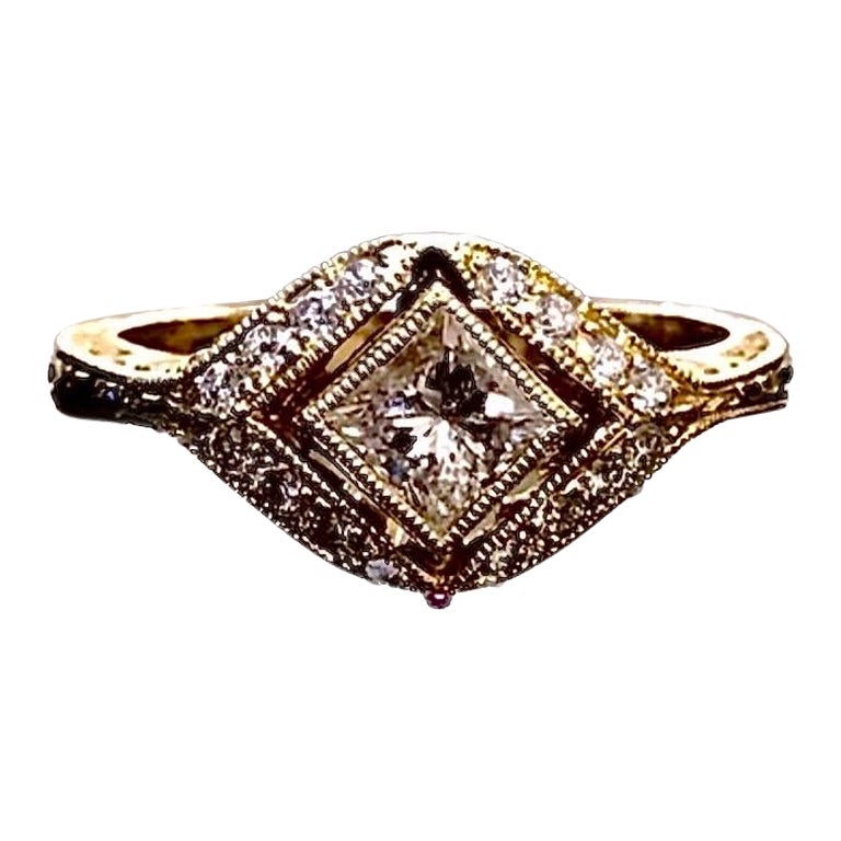 Bague de fiançailles Art déco en or jaune 18 carats gravée à la main avec halo de diamants taille princesse