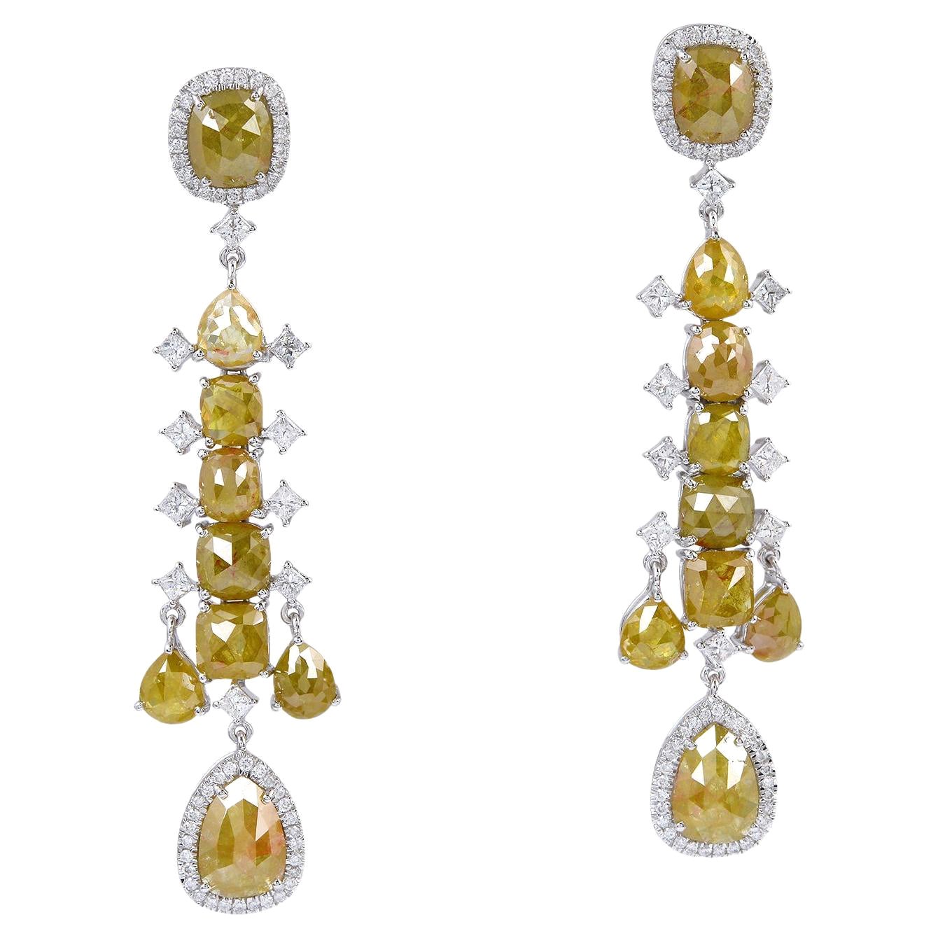 Longues boucles d'oreilles en or blanc 18 carats avec diamants de glace de différentes formes en vente
