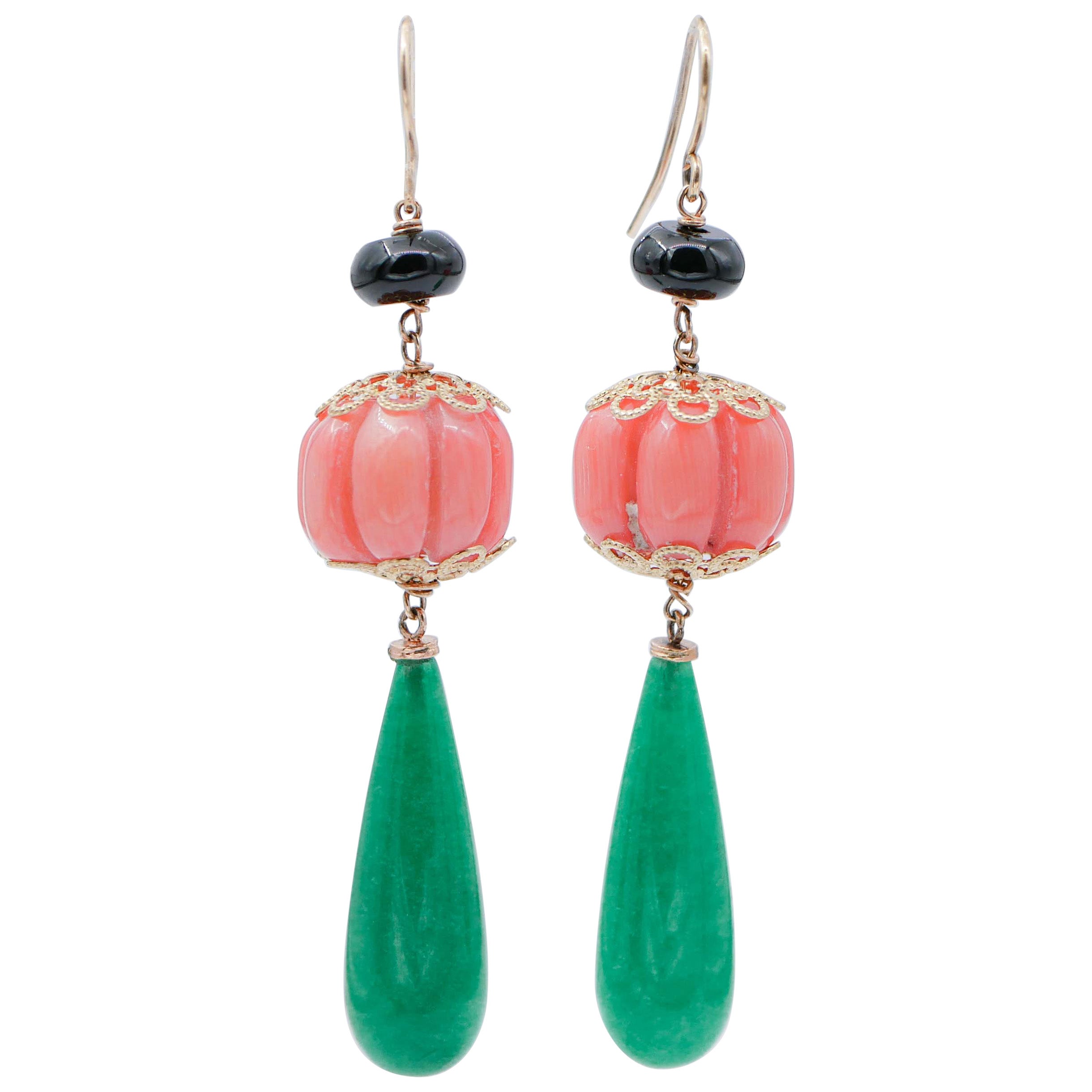 Boucles d'oreilles pendantes en jade, corail, onyx et or rose 14 carats.