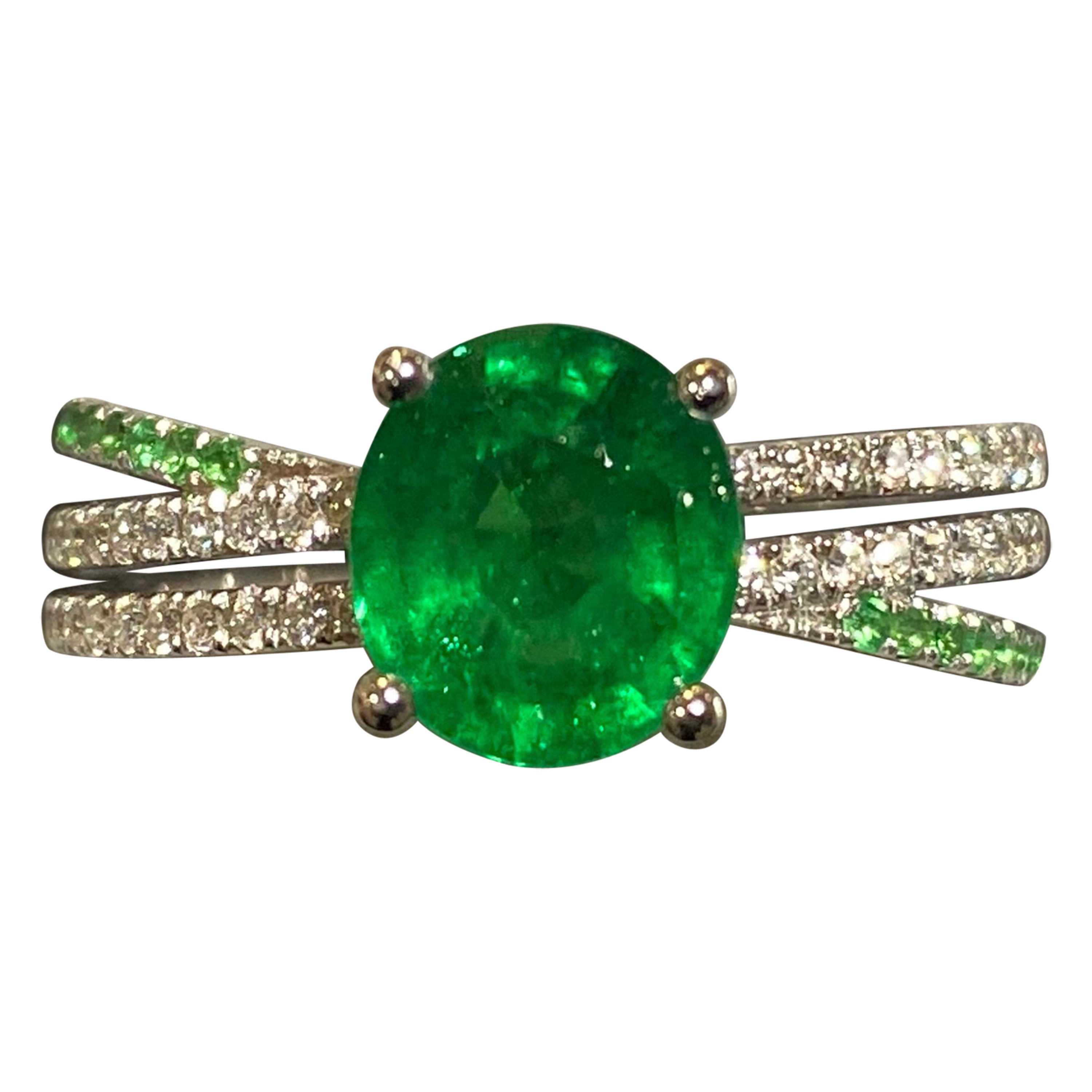 Bague en émeraude, tsavorite et diamants en or blanc 18 carats