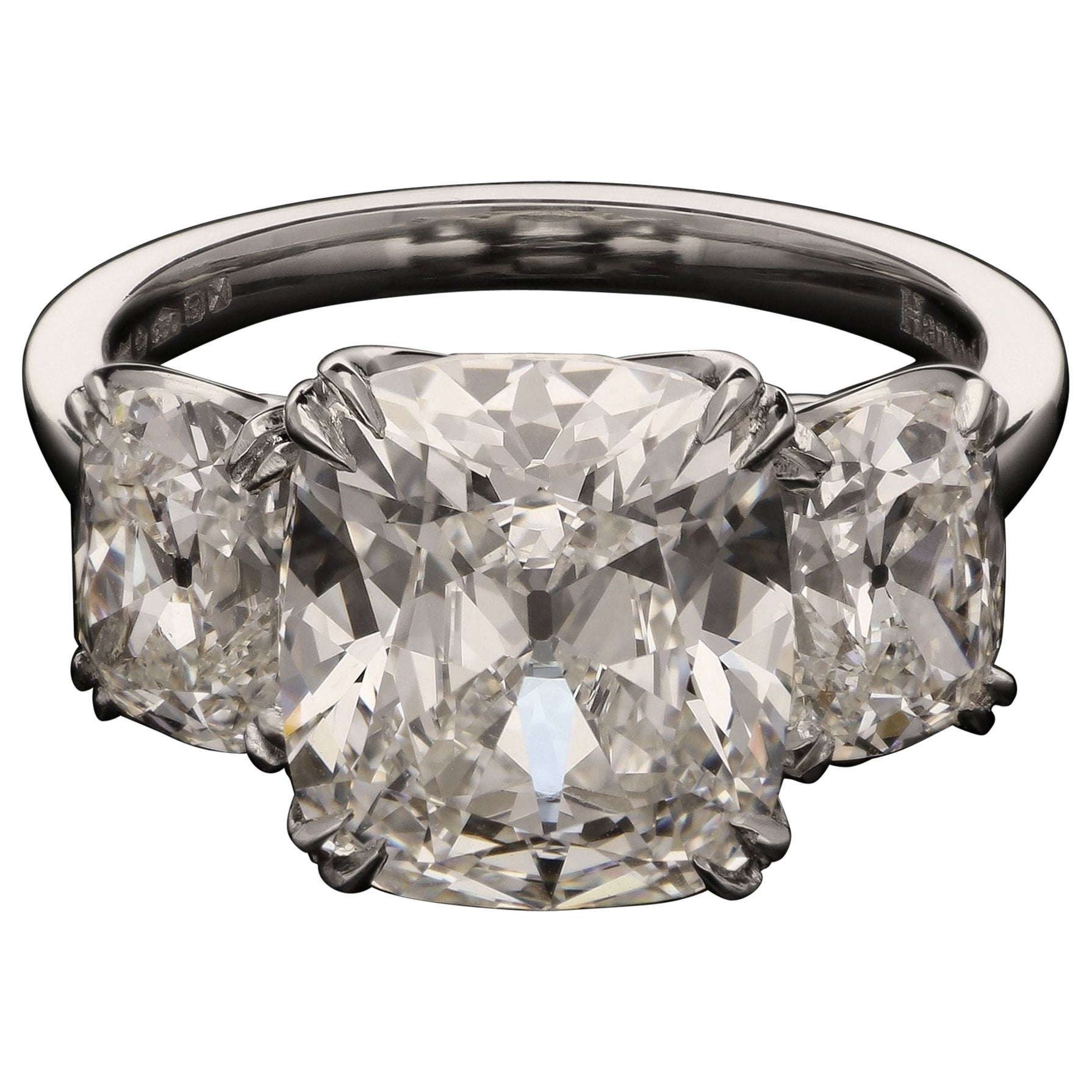 Hancocks 7,06ct Drei Stein Alte Mine Brillantschliff Diamantring Contemporary im Angebot