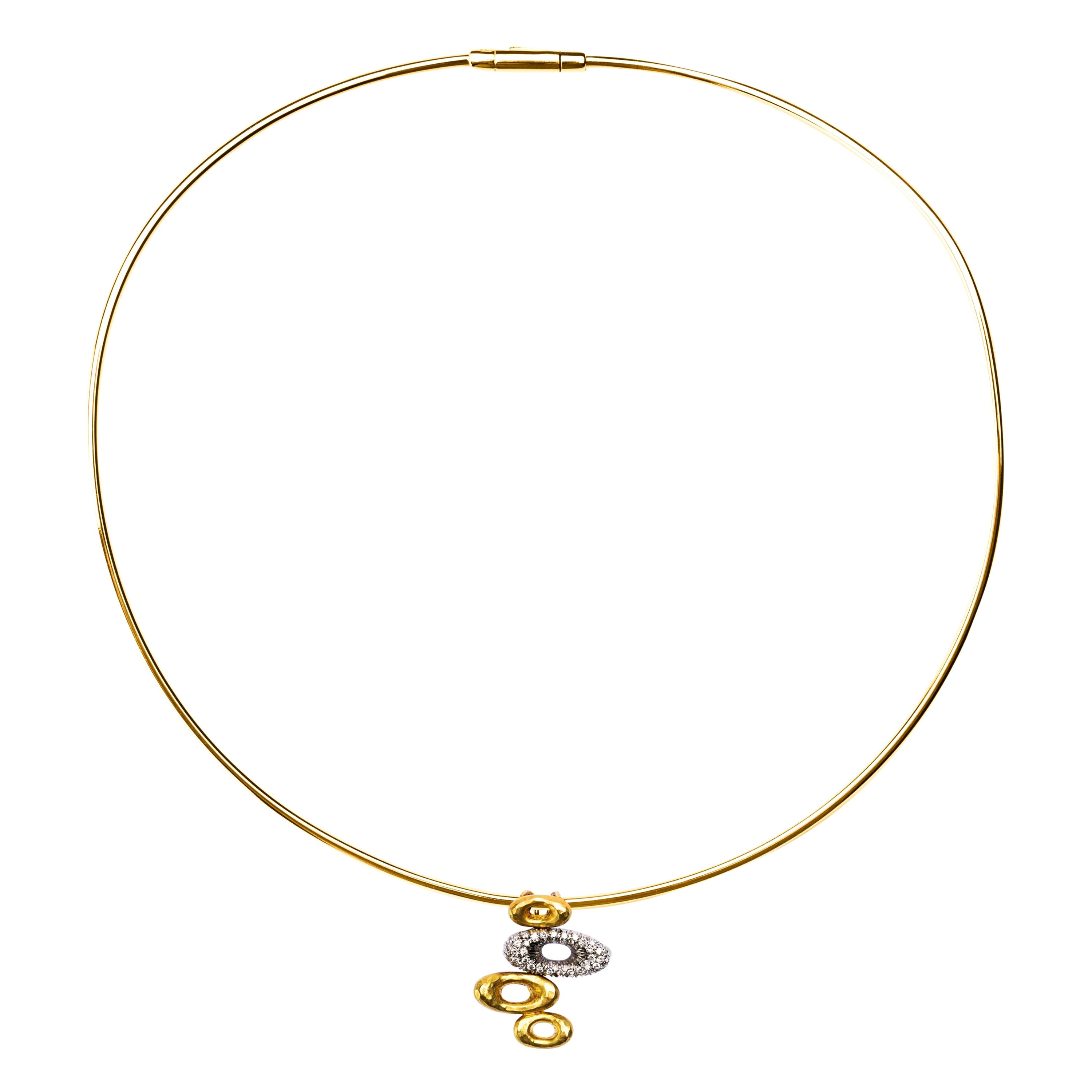 18 Karat Gelbgold Choker-Halskette mit weißem Diamant-Anhänger von Jona im Angebot