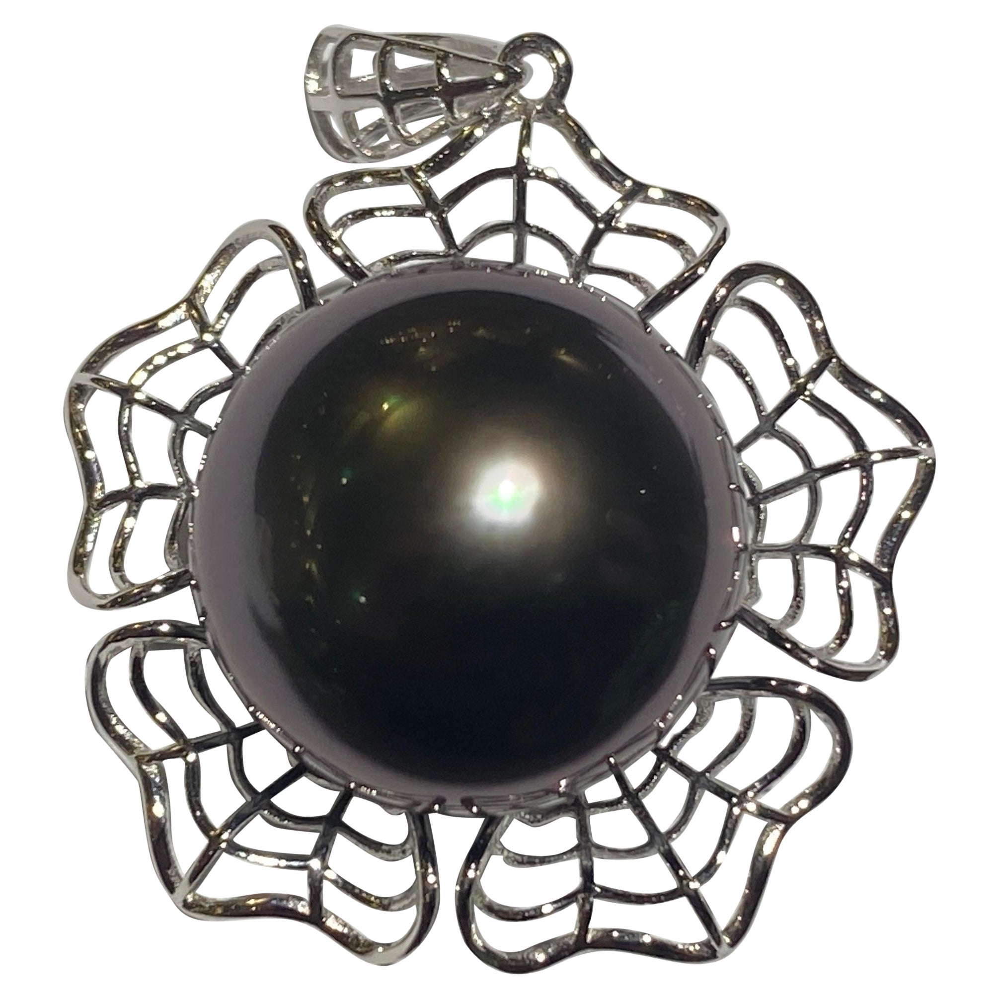 Tahitian Pearl Pendant in 18k White Gold For Sale