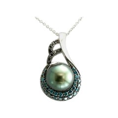 Pendentif Arusha exotique orn de perles noires, de diamants bleus et de baies
