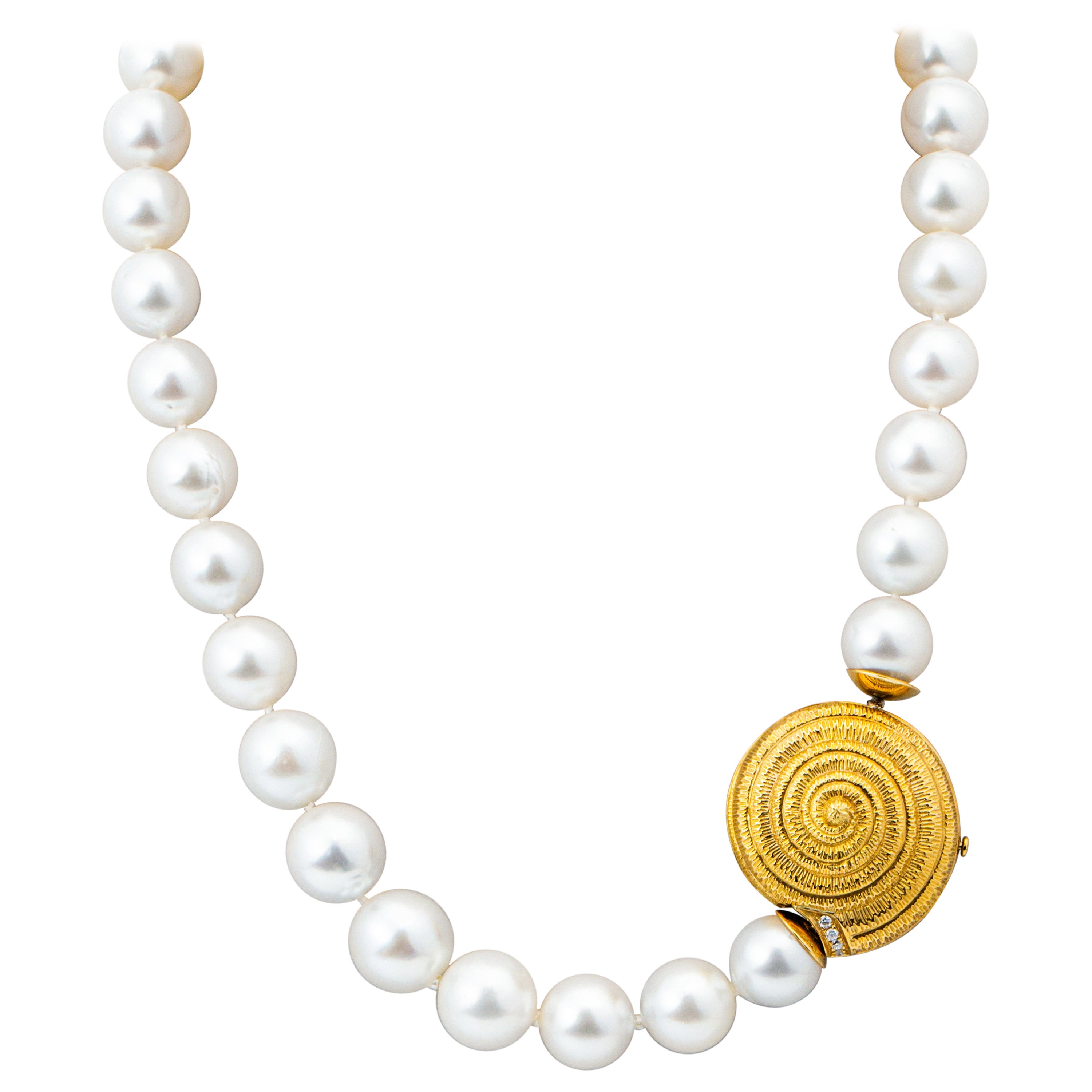 "Costis" Schneckenmuschel-Halskette mit weißen Perlen und Uhrenverschluss mit weißen Perlen im Angebot