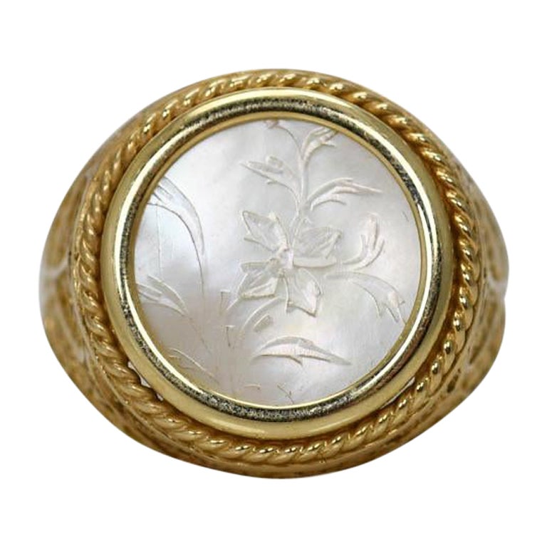 14K Yellow Gold Mother of Pearl Ring, 5.6gr For Sale at 1stDibs