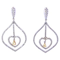 Boucles d'oreilles en forme de cœur en or blanc 18 carats avec diamants blancs et jaunes fantaisie