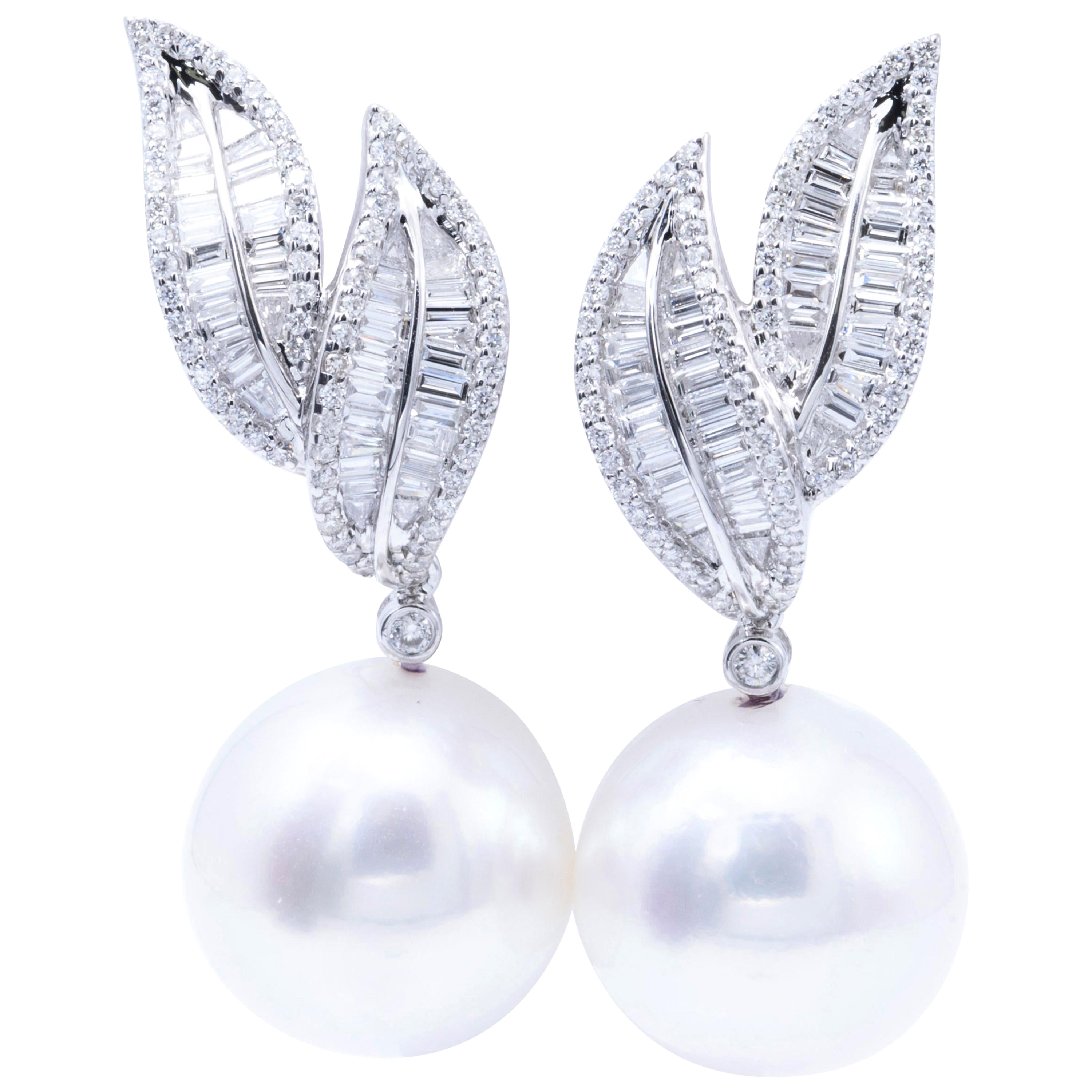Pendants d'oreilles en or 18 carats 14-15 mm avec perles des mers du Sud et diamants baguettes 1,60 carat