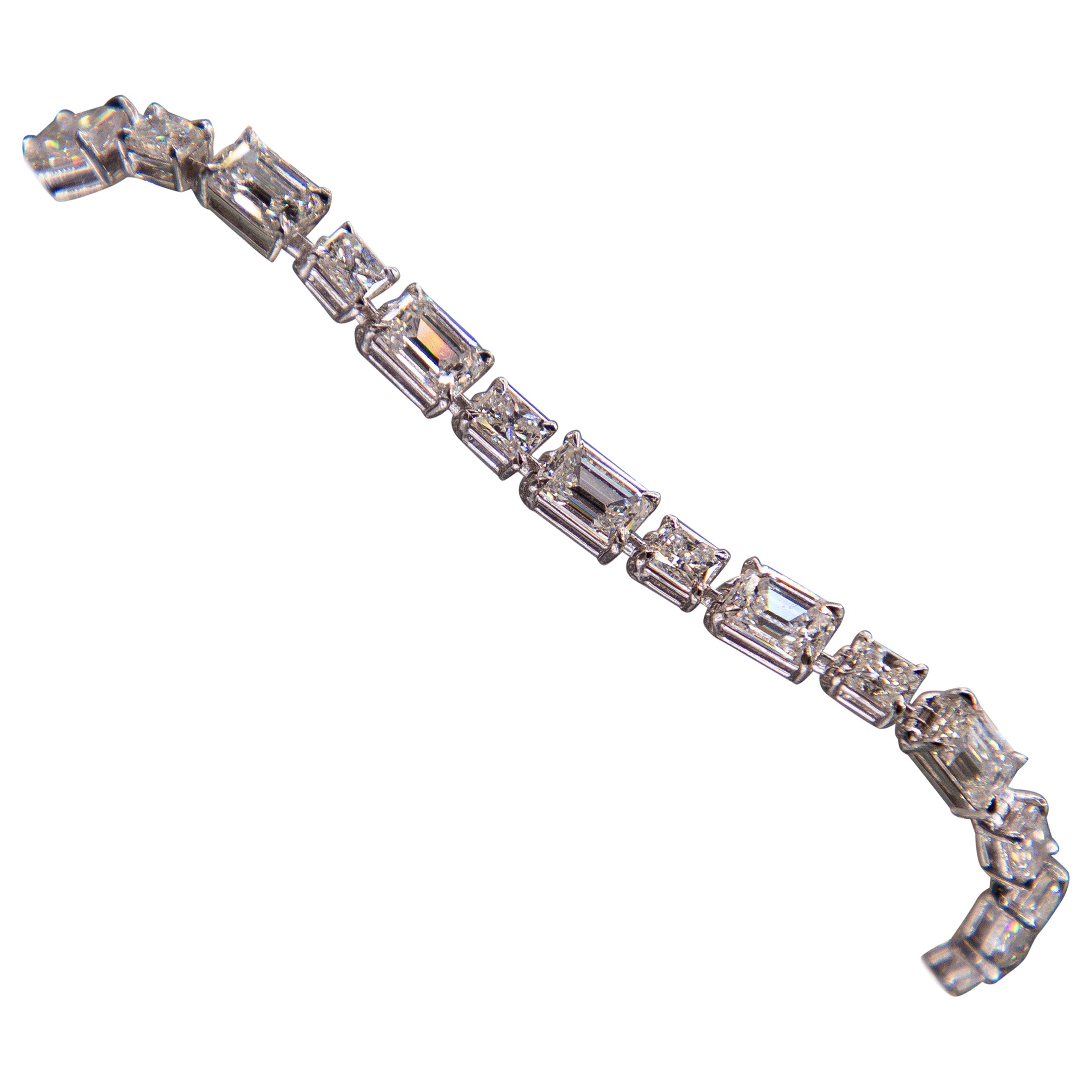Bracelet fait main en or blanc 18 carats avec diamants fins taille émeraude/ princesse de 9,84 carats en vente