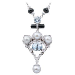 Halskette mit Anhänger aus Platin mit Perlen, Aquamarin, Diamanten, Onyx und Platin