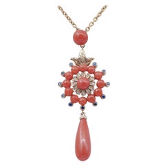 Collana con ciondolo in corallo, zaffiri, diamanti, oro rosa 14 carati