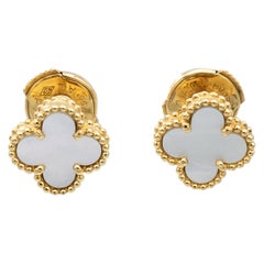 Van Cleef & Arpels, clous d'oreilles Sweet Alhambra en or jaune 18 carats et nacre