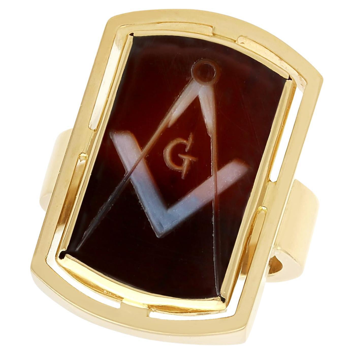 Vintage 3.31ct Agate and Yellow Gold Masonic Ring, Circa 1950 For Sale