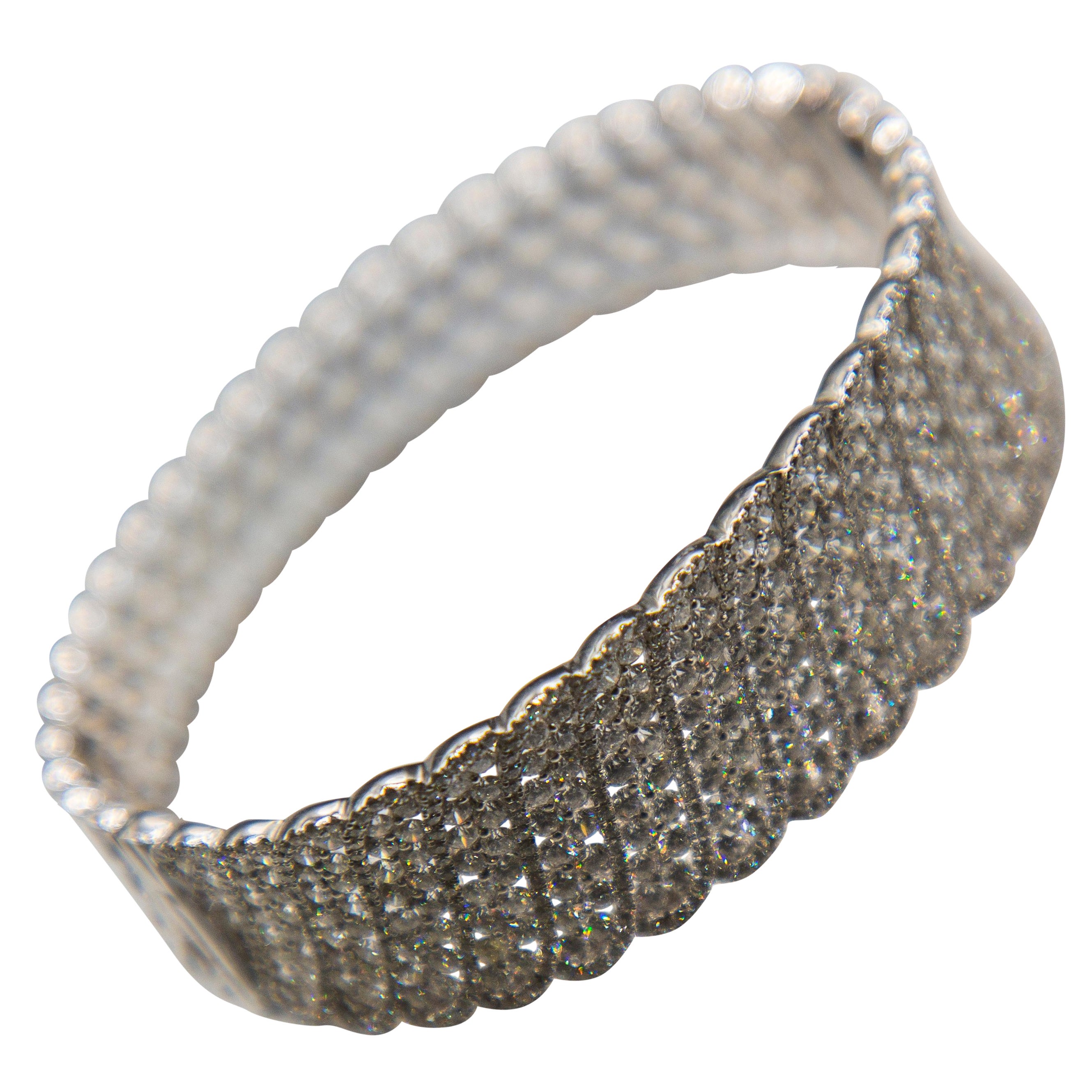 Bracelet jonc en diamants fins de 10,06 carats/684 diamants F VS1  serti pave 18k en vente