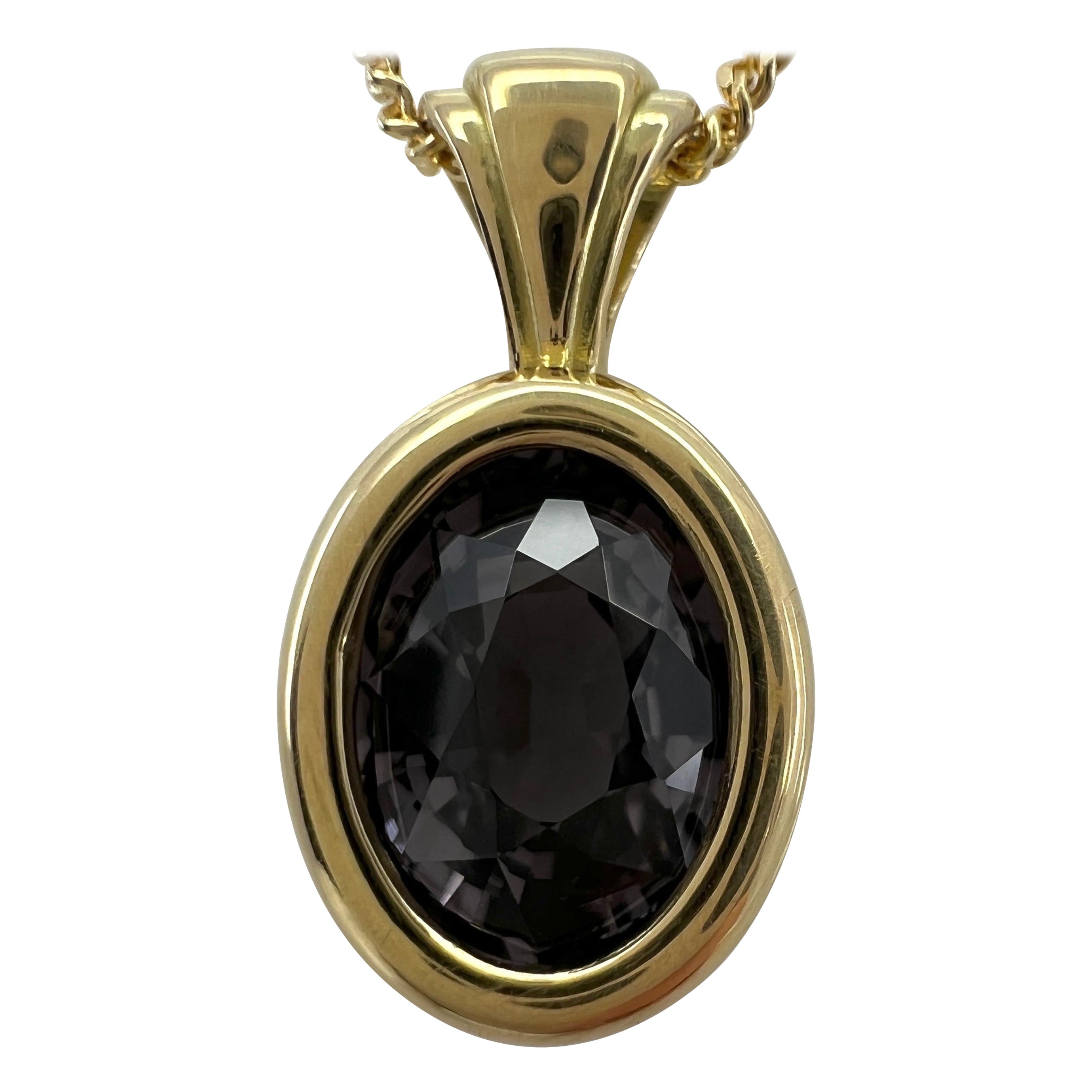 Colgante solitario de oro amarillo de 18k con espinela de titanio gris púrpura talla oval de 1,90 ct