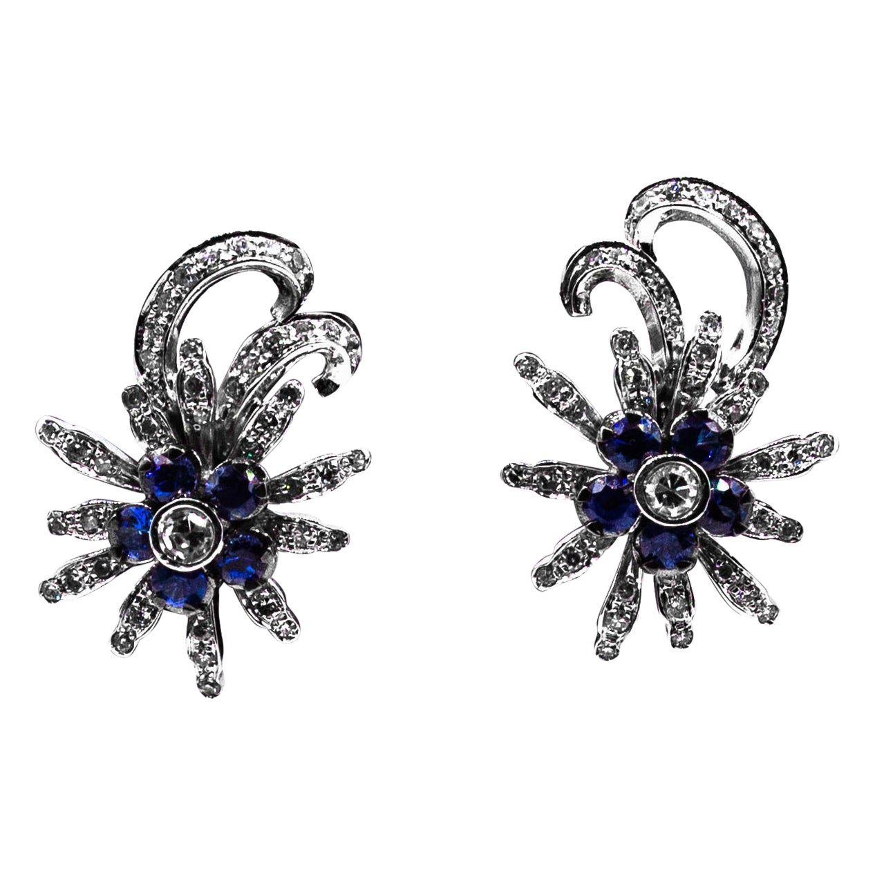 Boucles d'oreilles en or blanc de style Art Nouveau avec diamants blancs taille brillant et saphirs bleus