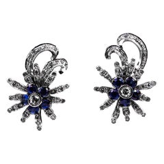 Boucles d'oreilles en or blanc de style Art Nouveau avec diamants blancs taille brillant et saphirs bleus