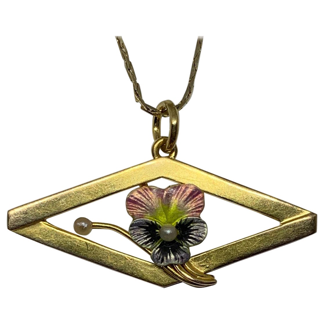 Collier pendentif art déco en forme de fleur de pensée en émail, perles et or ancien