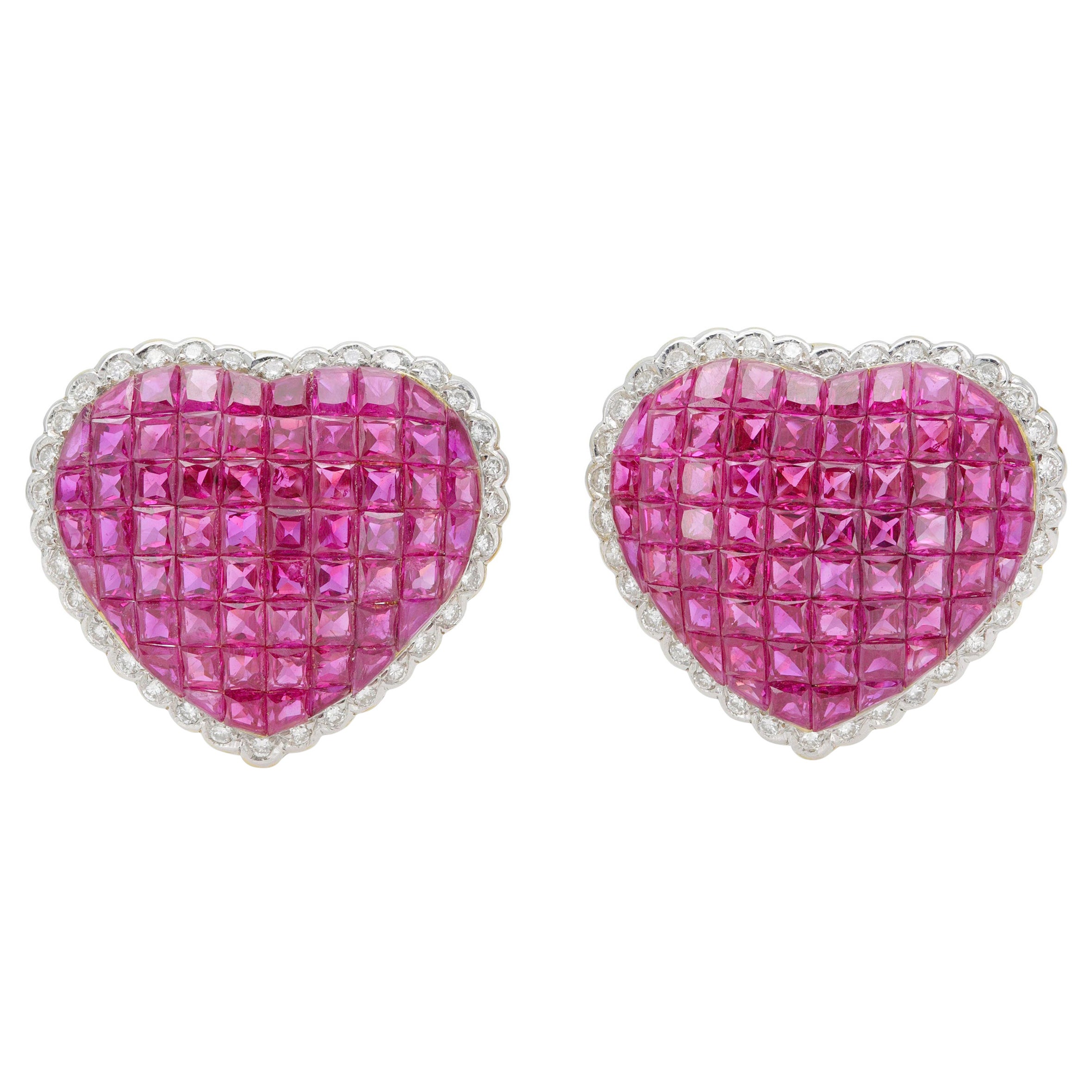 Unsichtbar gesetzte Rubin- und Diamant-Herz-Ohrringe im Angebot