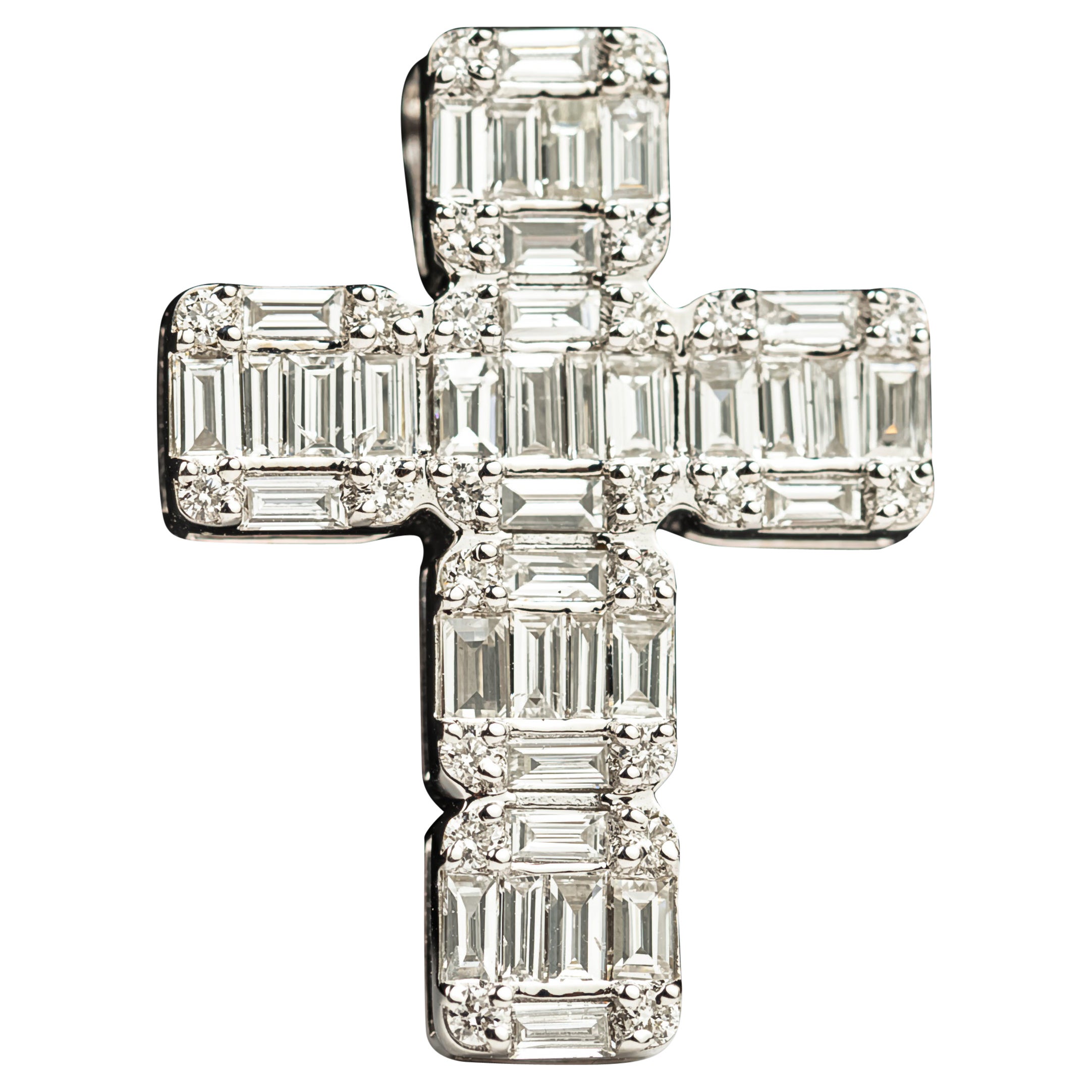 1.3 Total Carat Weight Diamond Illusion Setting Religious Cross Pendant im Angebot