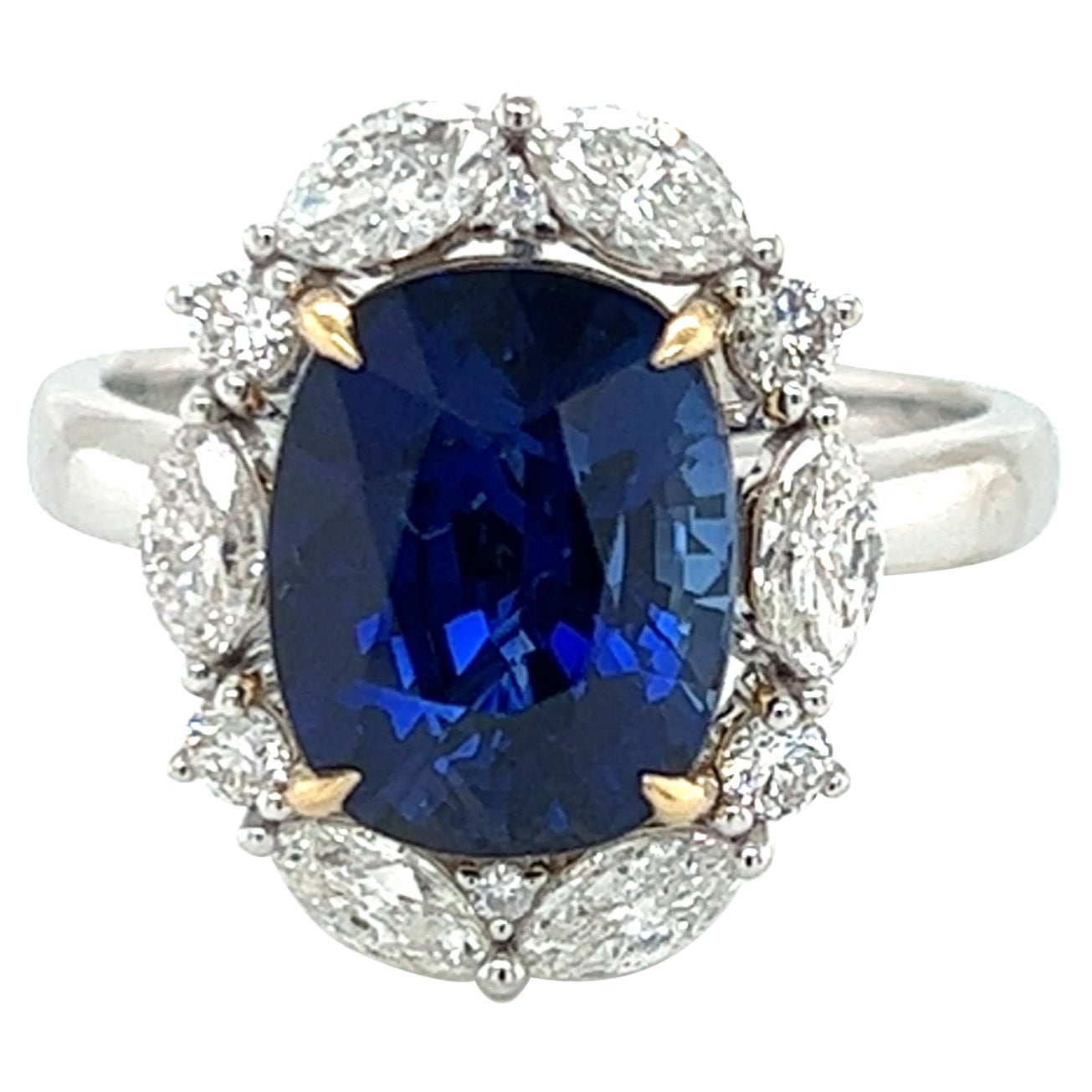 Bague marquise en saphir bleu de 6 carats et diamants en vente