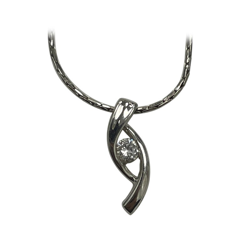 Elegant Diamond and White Gold Pendant For Sale at 1stDibs
