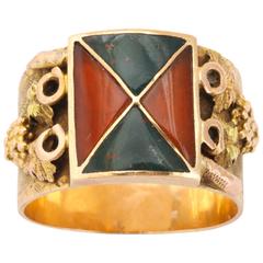 Schillernder geometrischer Ring aus schottischem Achat c. 1860-1880