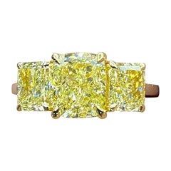 Bague de fiançailles à trois pierres en diamant jaune coussin de 4,51 carats certifié