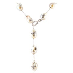 Collier à pendentifs en or blanc avec diamant blanc de 1,75 carat et perle en perles de style Art Nouveau