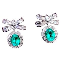 Exquisites Design mit 6,65 Karat Smaragden und Diamanten