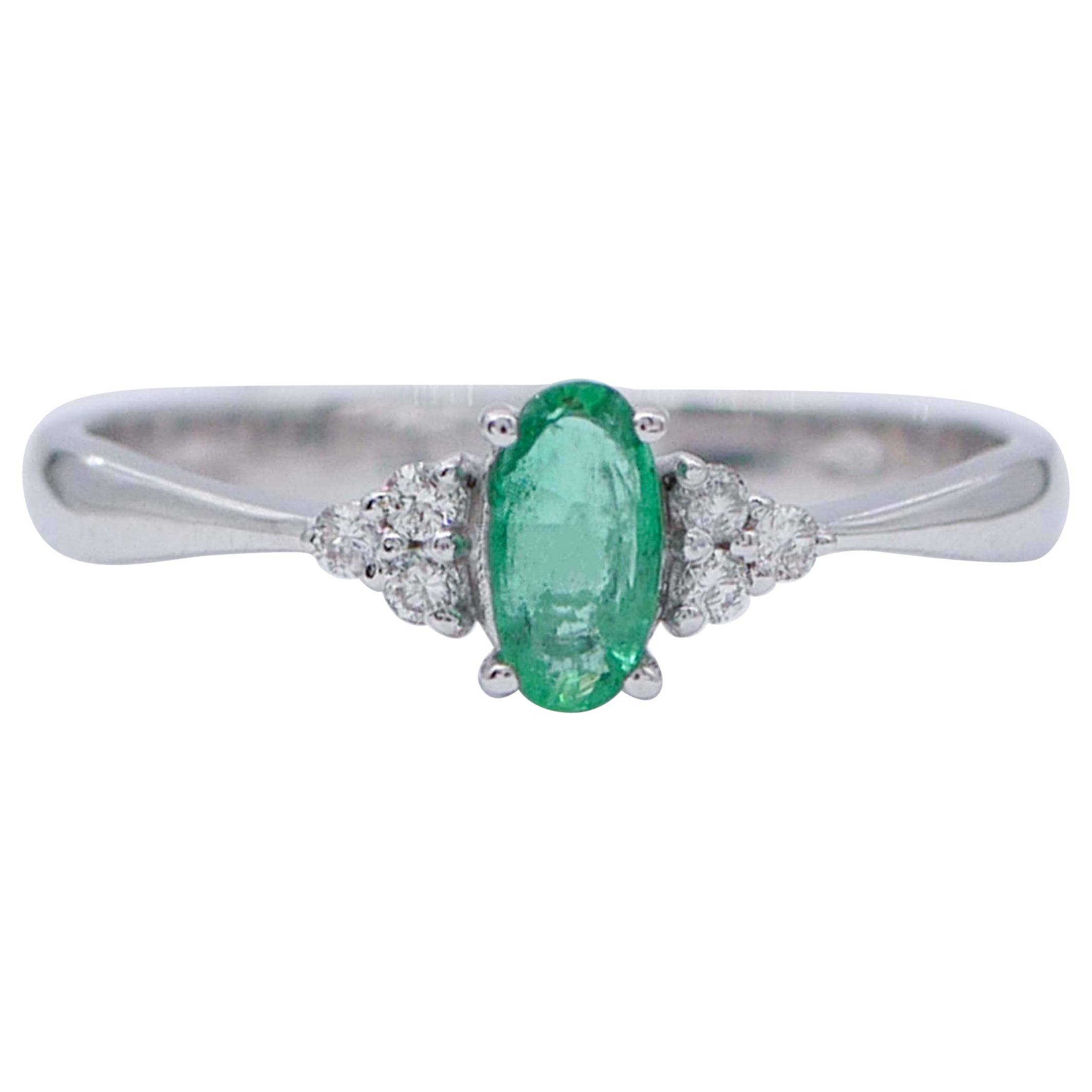 Emerald, Diamonds, 18 Karat White Gold Engagement Ring For Sale at 1stDibs