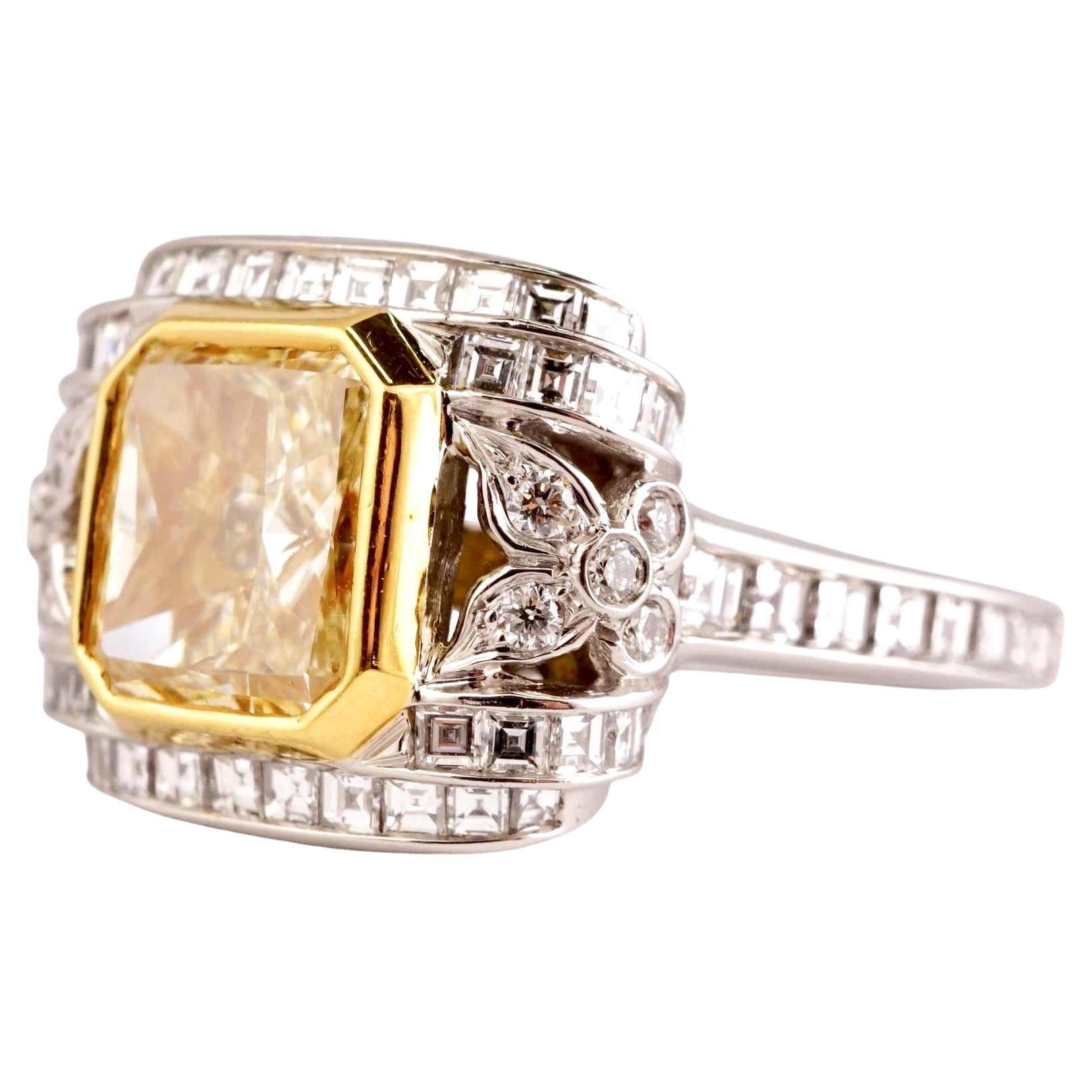 Bague de fiançailles en platine avec diamant jaune radiant de 2,23 carats certifié GIA en vente