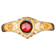 Anillo de granate talla rosa de oro de 22 quilates esmaltado renacentista de principios del siglo XVII