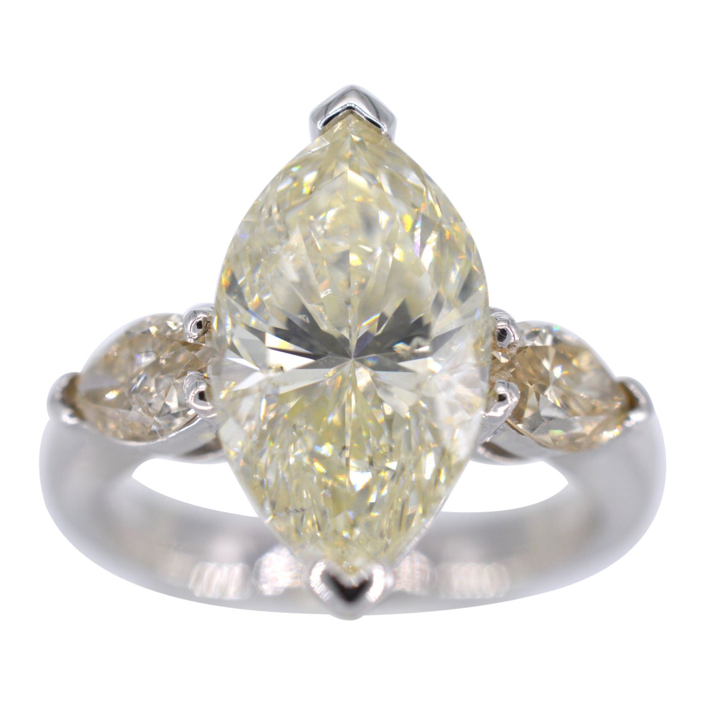 Gold marquise ring with a central diamond of 5.45 carat For Sale