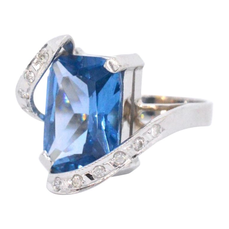 White gold diamond ring with a blue gemstone For Sale
