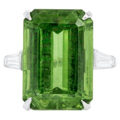 Peridot Ring 22 Karat mit zwei spitz zulaufenden Baguette Diamanten Platin