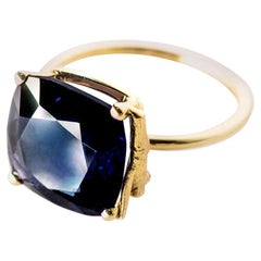 Anello da mignolo contemporaneo in oro giallo a diciotto carati con zaffiro blu