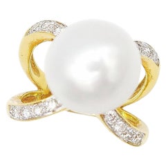 Infinity Crossover White South Sea Pearl Diamond Band 18 Karat Yellow Gold Ring