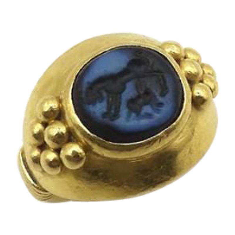 Bague en or 22 carats avec intaille grecque ancienne représentant un lion et un cube en vente