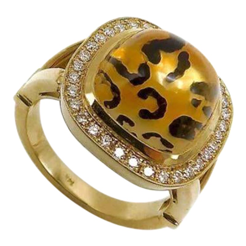 Anillo de cabujón de citrino pintado al revés con leopardo y halo de diamantes en oro de 14 quilates