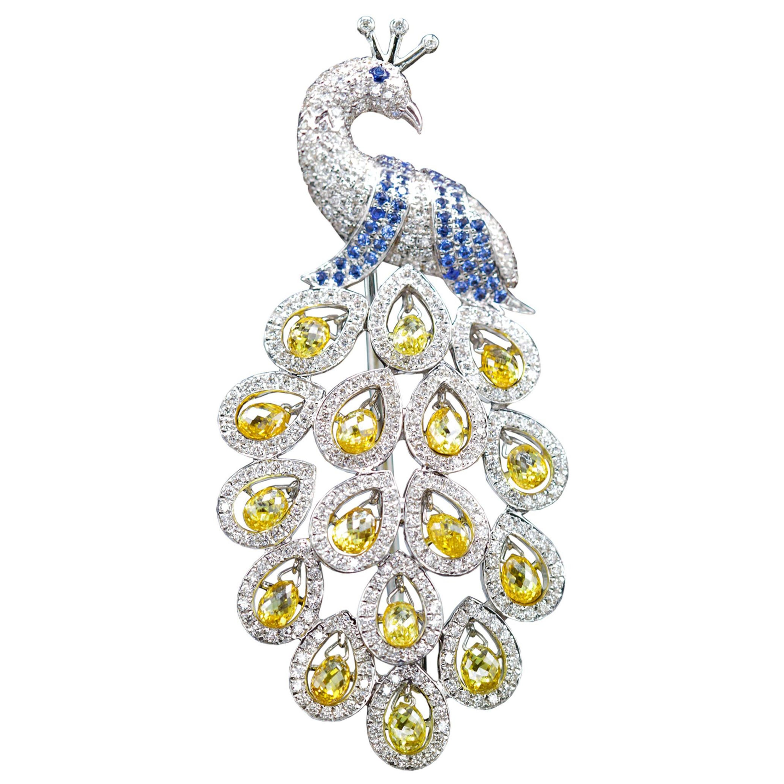 PANIM Broche paon en or blanc 18 carats avec briolettes de diamants de couleur fantaisie de 3,75 carats en vente